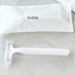 アメニティに髭剃り、シャワーキャップを追加いたしました